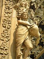 Reims - Cathedrale - Portail ouest, Statue, Homme versant de l'eau (2)